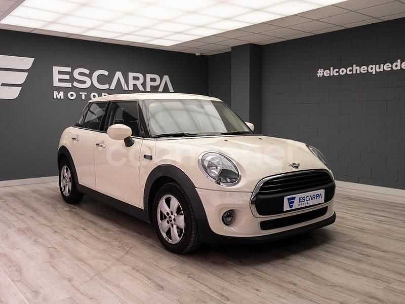 Usado Mini ONE 102 CV (75 kW) 2020 Beige Utilitario