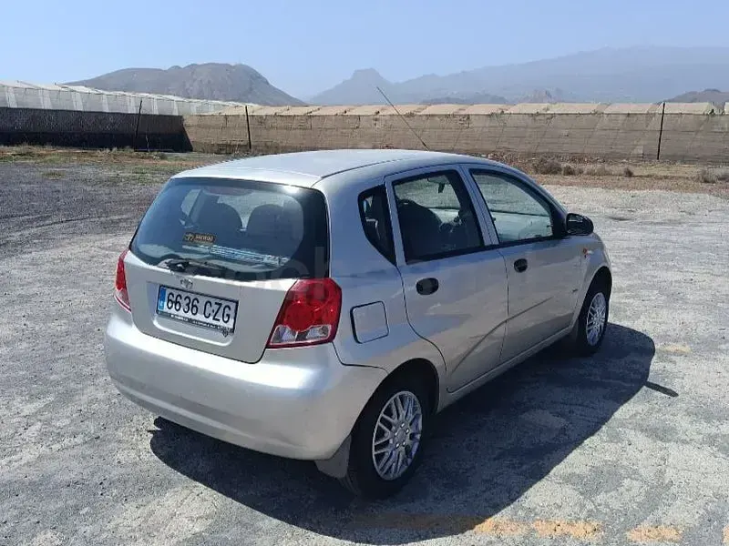Usado Chevrolet Kalos SE 72 CV (52 kW) 2004 Gris / plata Berlina