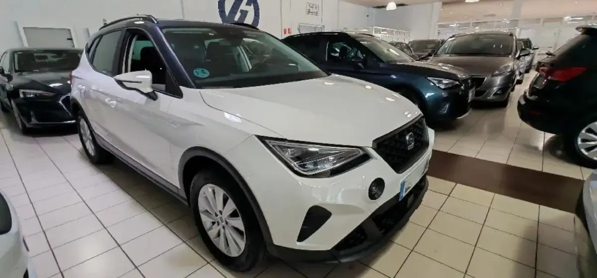 Usado Seat Arona Style 116 CV (85 kW) 2025 Blanco/ gris SUV