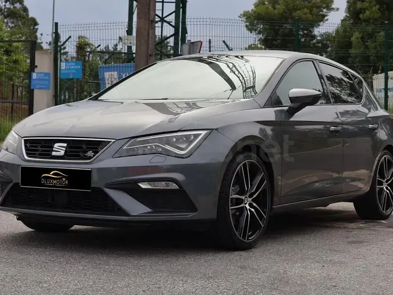Usado Seat Leon FR 184 CV (135 kW) 2018 Gris / plata Berlina