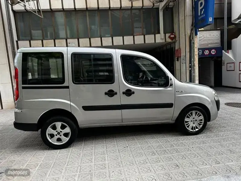 Usado Fiat Doblò Dynamic 105 CV (77 kW) 2006 Gris Monovolumen