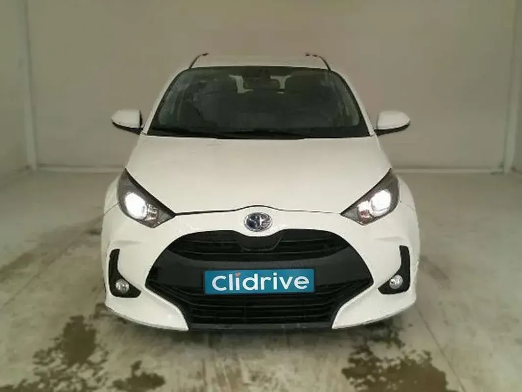 Usado Toyota Yaris Hybrid Active 116 CV (85 kW) 2022 Blanco Utilitario
