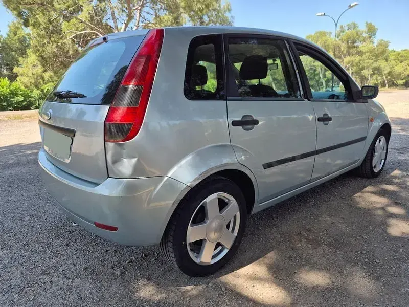 Usado Ford Fiesta Trend 100 CV (73 kW) 2004 Gris / plata Utilitario