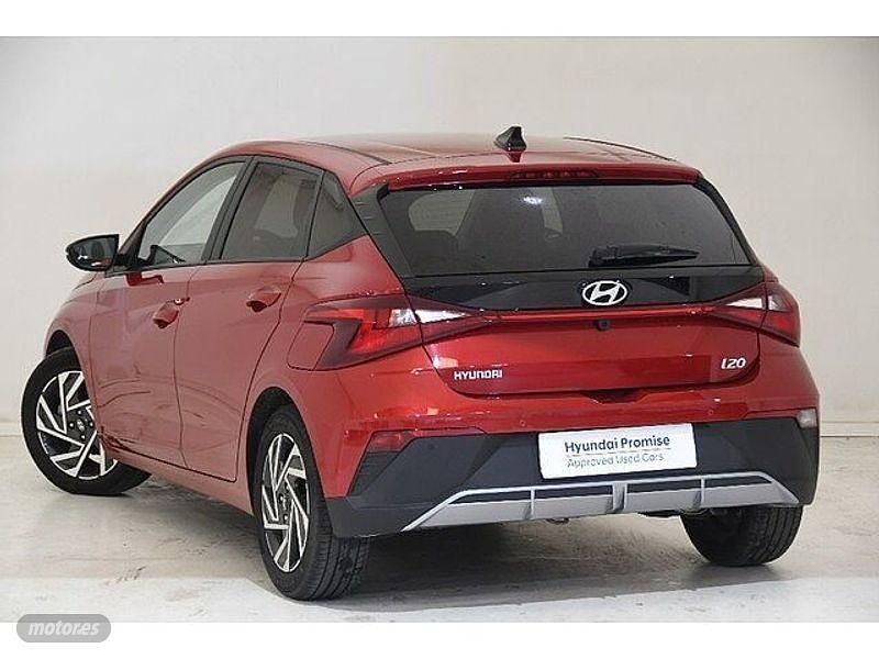 Usado Hyundai i20 84 CV (61 kW) 2024 Dragon red (perlado) Utilitario