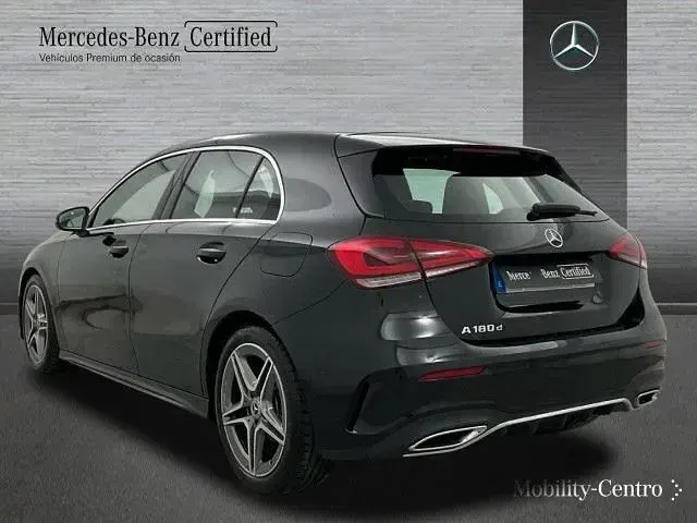 Usado Mercedes A180 AMG line 116 CV (85 kW) 2022 Nachtschwarz  unilack Berlina