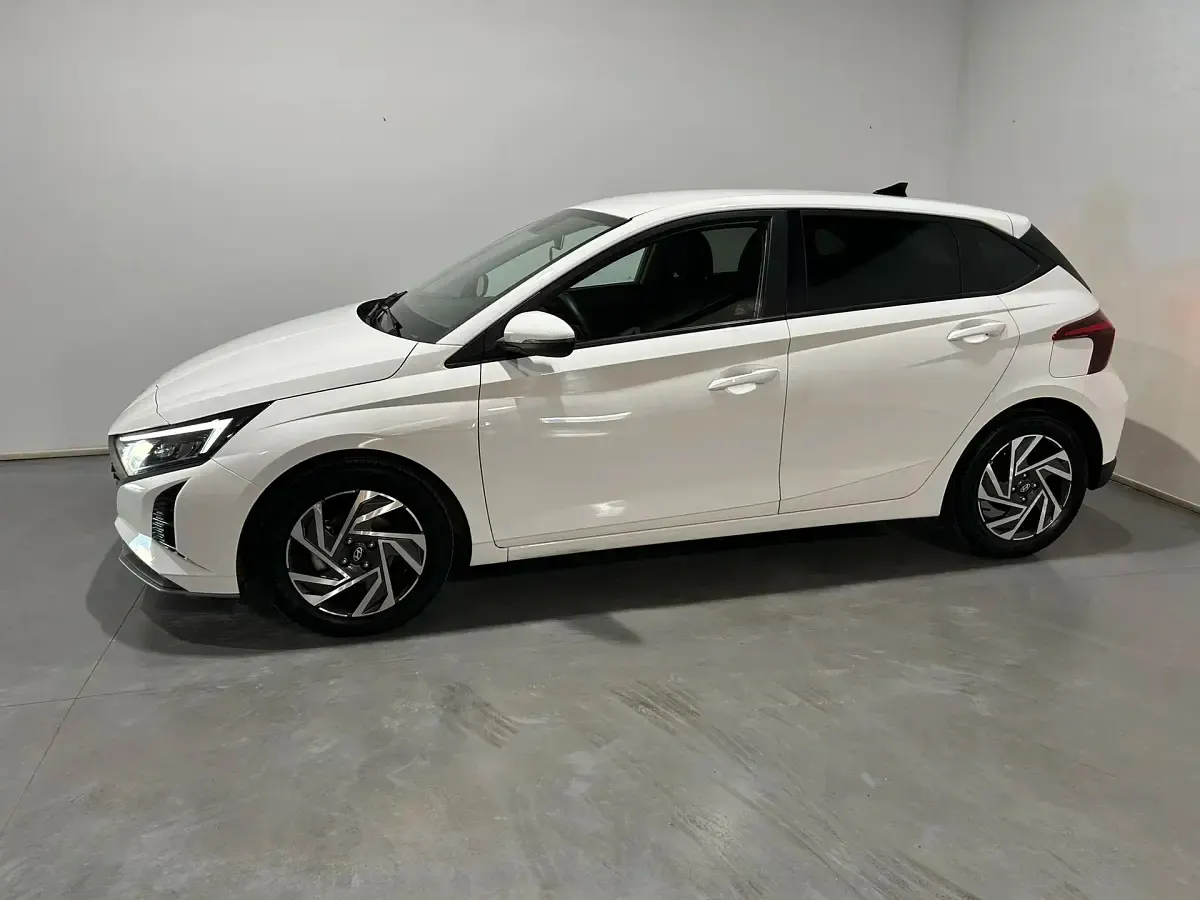 Usado Hyundai i20 83 CV (61 kW) 2025 Blanco Utilitario