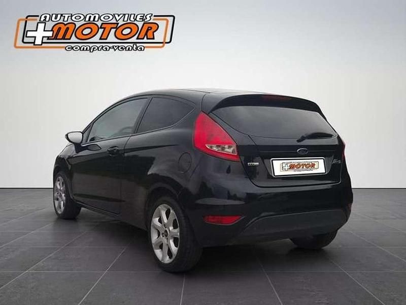 Usado Ford Fiesta Trend 95 CV (69 kW) 2011 Negro Utilitario