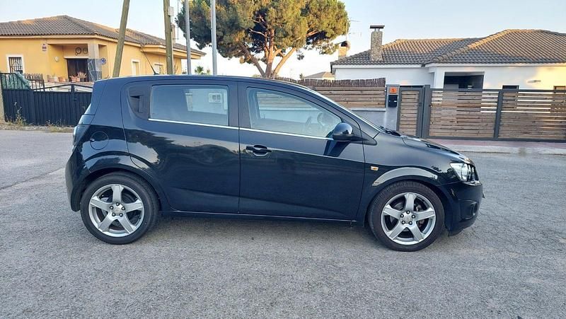 Usado Chevrolet Aveo LTZ 90 CV (66 kW) 2012 Negro