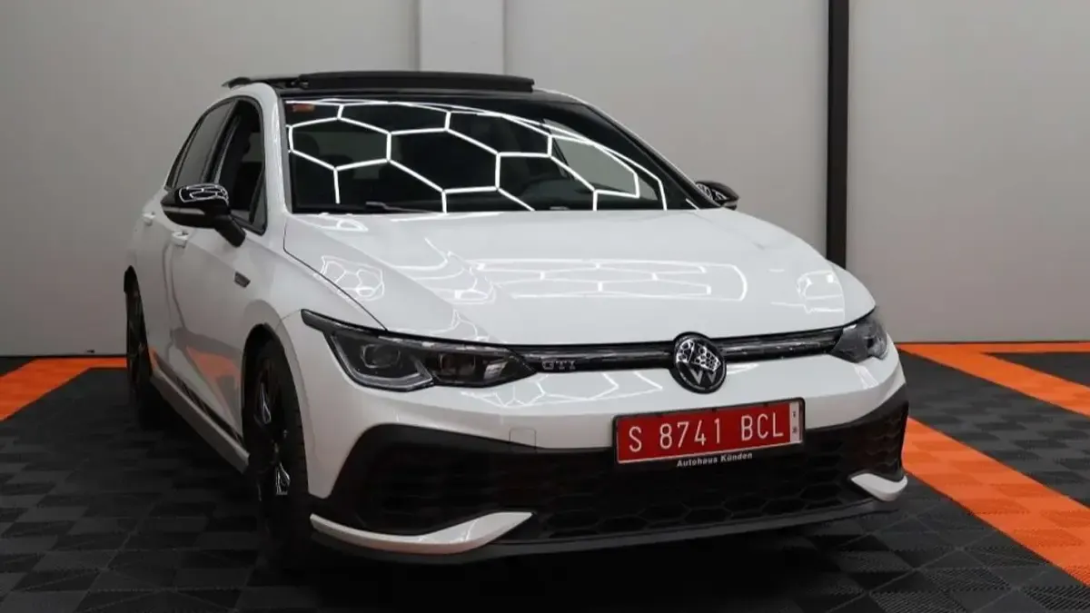 Usado VW Golf VIII GTI 300 CV (220 kW) 2023 Blanco Utilitario