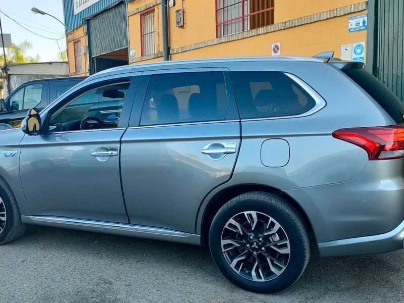 Usado Mitsubishi Outlander P-HEV 203 CV (149 kW) 2017 Gris