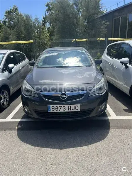 Usado Opel Astra Enjoy 115 CV (84 kW) 2012 Marrón Berlina