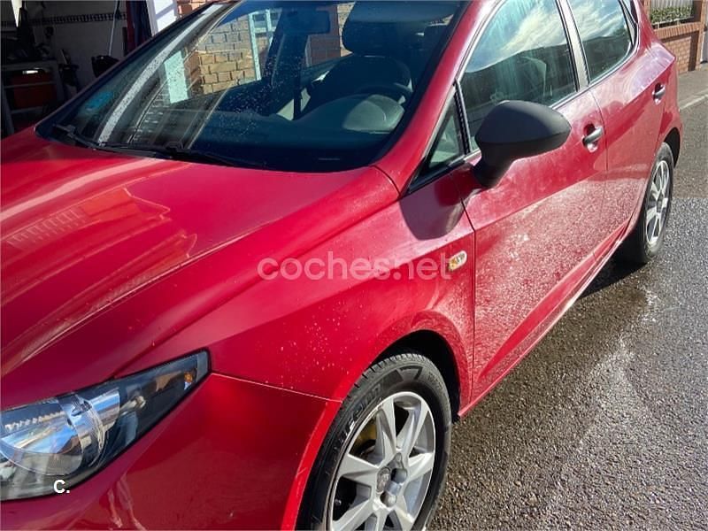 Usado Seat Ibiza Reference 85 CV (62 kW) 2010 Rojo Berlina
