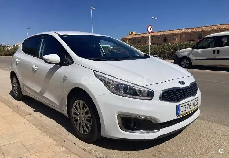 Używany Kia Ceed Plus 100 KM (73 kW) 2017 Biały Hatchback