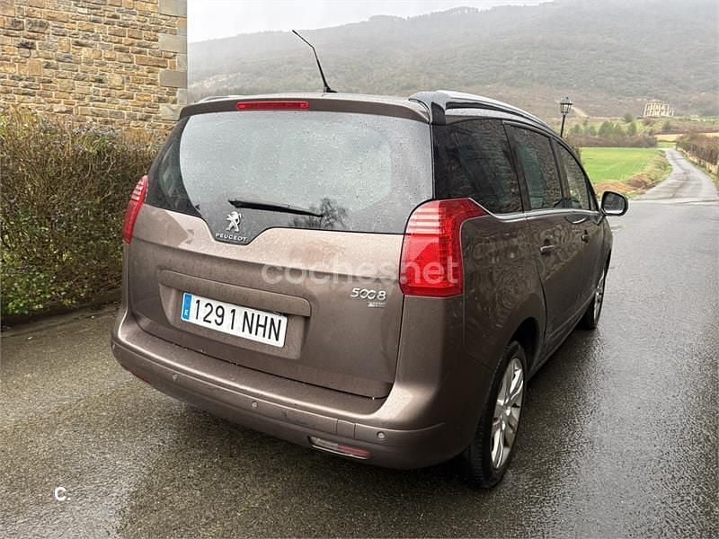 Usado Peugeot 5008 Style 115 CV (84 kW) 2014 Marrón Monovolumen