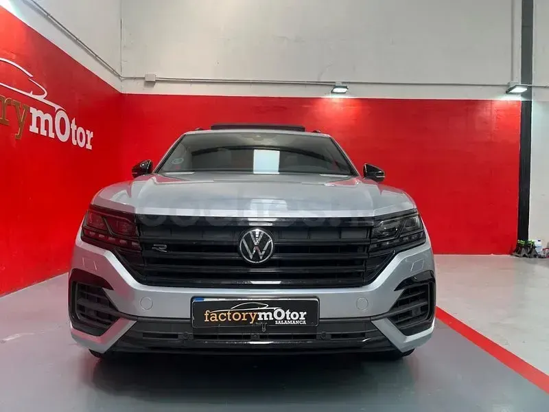 Usado VW Touareg R-line 286 CV (210 kW) 2022 Gris / plata SUV