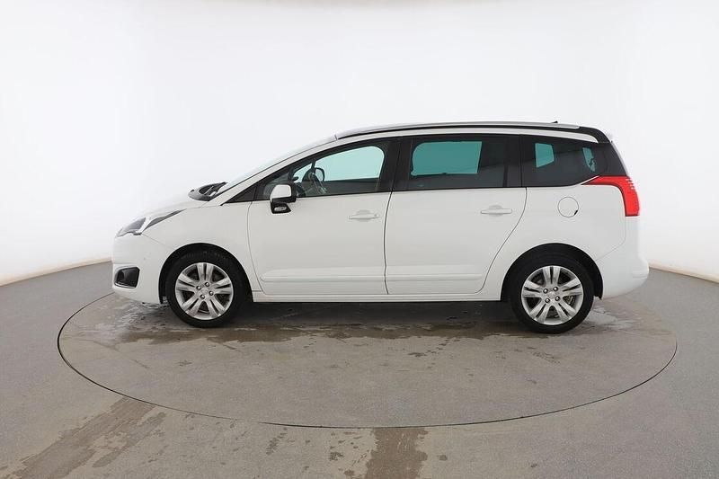 Usado Peugeot 5008 Allure 120 CV (88 kW) 2016 Blanco Monovolumen