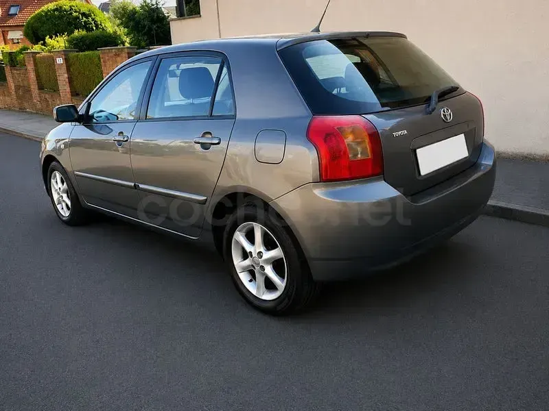 Usado Toyota Corolla Sol 110 CV (80 kW) 2003 Gris / plata Berlina