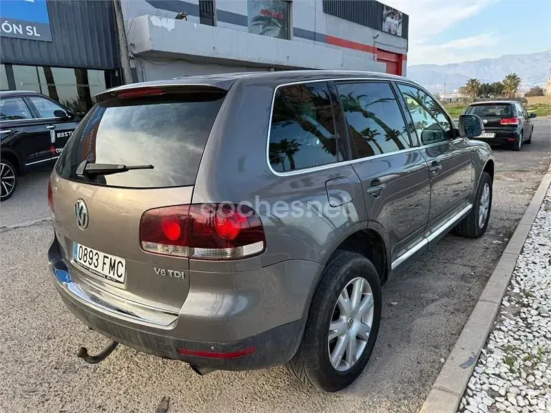Usado VW Touareg 225 CV (165 kW) 2007 Gris / plata SUV