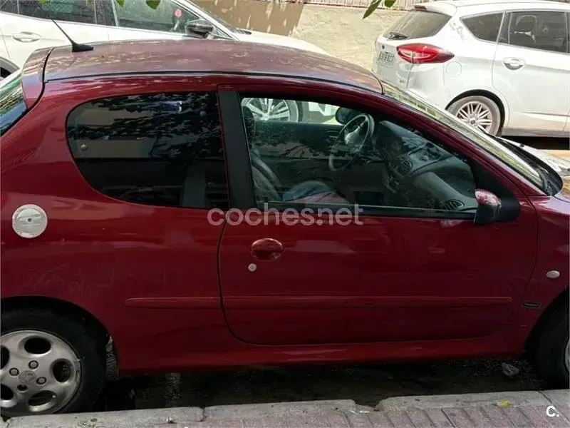 Usado Peugeot 206 75 CV (55 kW) 2002 Rojo Berlina