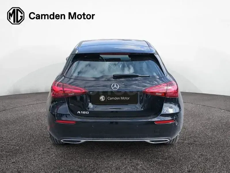 Usado Mercedes A180 136 CV (100 kW) 2023 Gris / plata Berlina