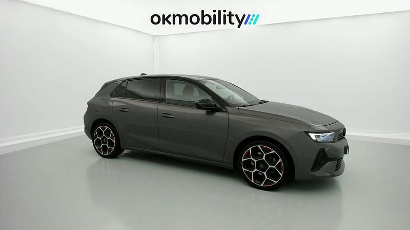 Usado Opel Astra GS Line 130 CV (95 kW) 2022 Vulkan gris / negro Utilitario