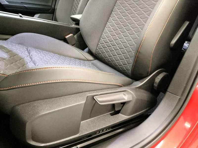 Usado Seat Leon FR 150 CV (110 kW) 2024 Rojo Utilitario