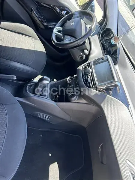 Usado Peugeot 208 Active 82 CV (60 kW) 2017 Gris / plata Utilitario