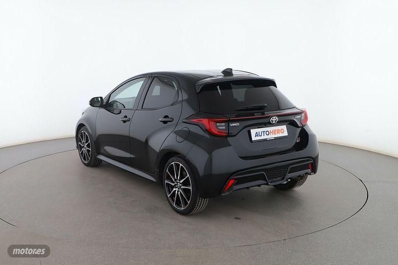 Usado Toyota Yaris Hybrid Sport 116 CV (85 kW) 2022 Negro Berlina