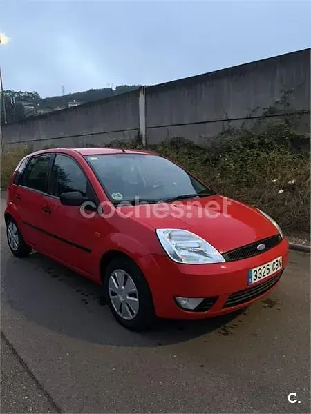 Usado Ford Fiesta Ghia 80 CV (58 kW) 2002 Rojo Utilitario