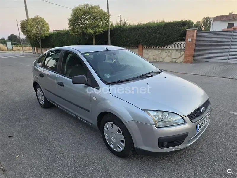 Usado Ford Focus Trend 100 CV (73 kW) 2005 Gris / plata Berlina