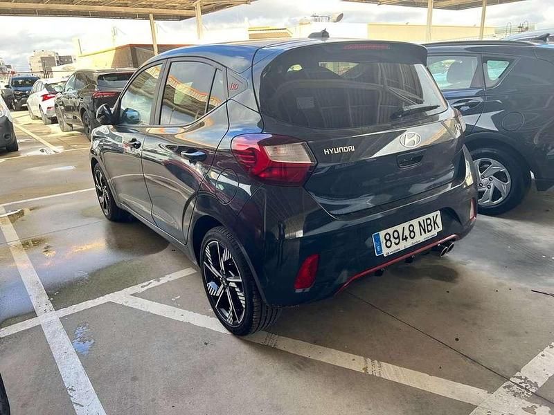 Usado Hyundai i10 87 CV (63 kW) 2025 Gris Utilitario