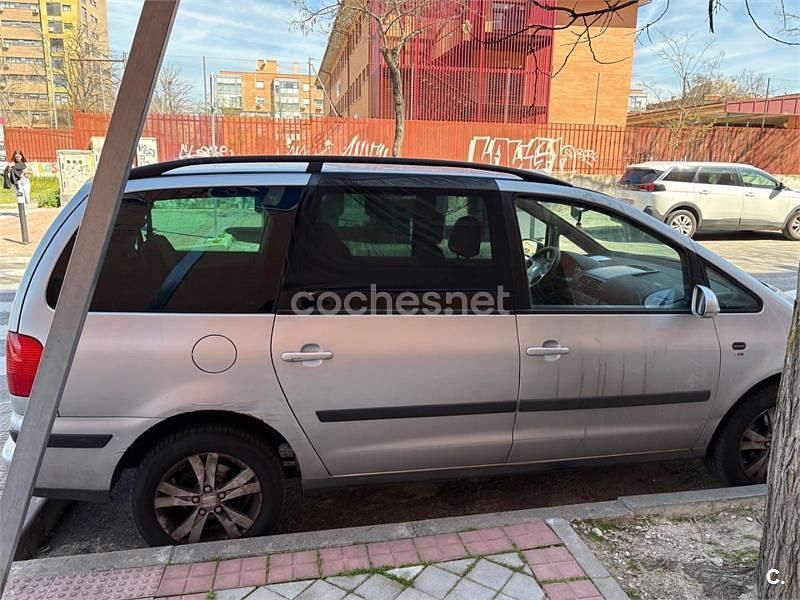 Usado Seat Alhambra Reference 140 CV (102 kW) 2010 Gris / plata Monovolumen