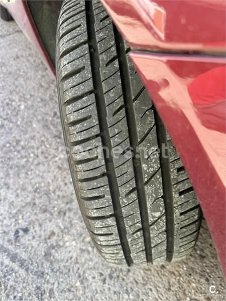 Usado Ford Focus Ambiente 100 CV (73 kW) 2002 Rojo Familiar