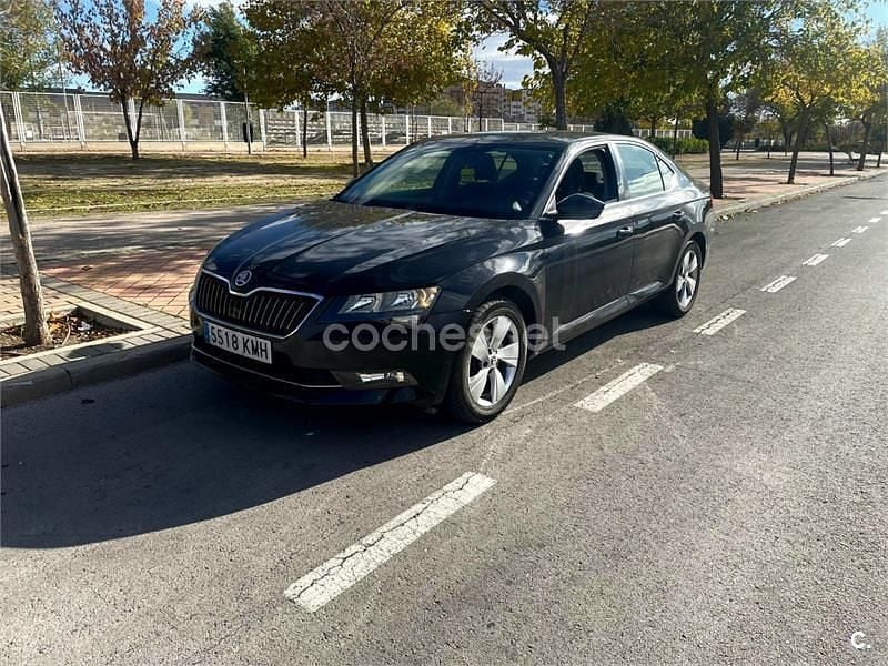 Negro Usado 2018 Skoda Superb Ambition Berlina | 8400 € (Super precio) - Imagen 1/4