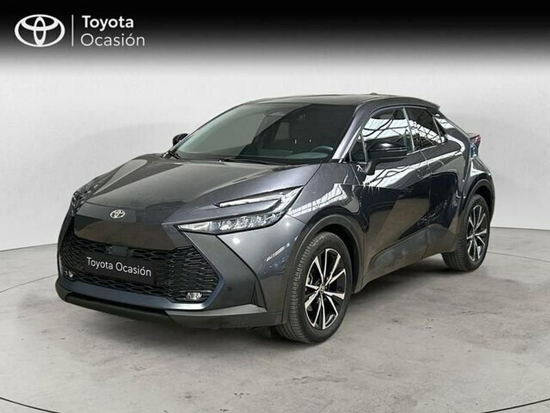 Gris / plata Usado 2024 Toyota C-HR Advance SUV | 29.995 € (Un poco caro) - Imagen 1/4
