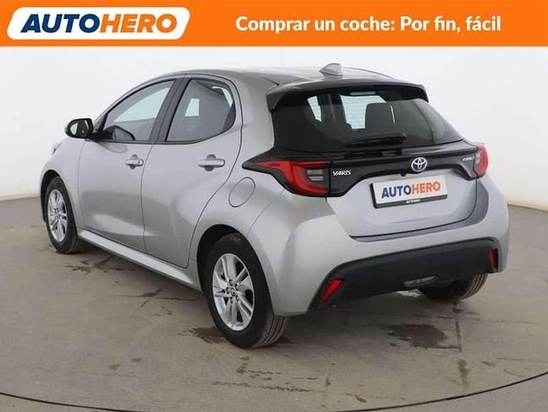 Usado Toyota Yaris Hybrid Active 116 CV (85 kW) 2022 Gris Berlina