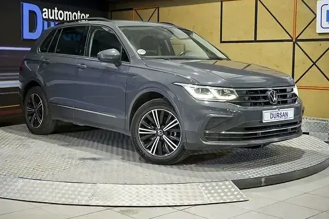 Usado VW Tiguan Life 150 CV (110 kW) 2022 Gris SUV