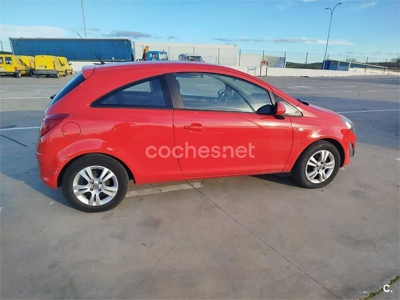 Usado Opel Corsa Selective 85 CV (62 kW) 2013 Rojo Utilitario