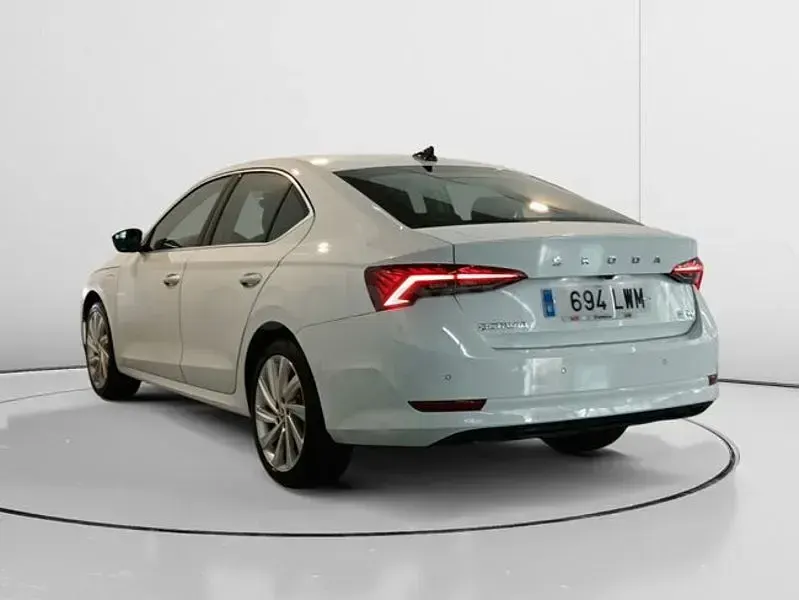 Usado Skoda Octavia Ambition 204 CV (150 kW) 2022 Blanco Berlina