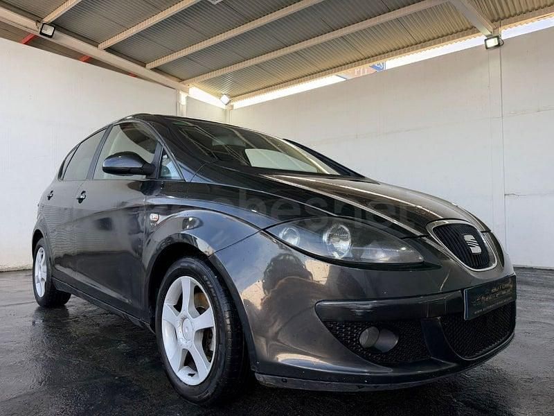 Usado Seat Altea Sport 105 CV (77 kW) 2005 Gris / plata Monovolumen