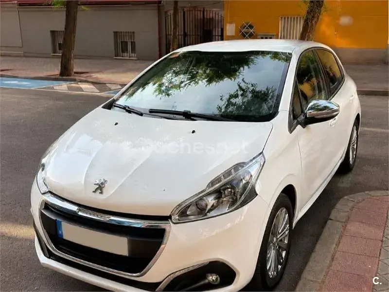 Usado Peugeot 208 Signature Sky 82 CV (60 kW) 2019 Blanco Utilitario