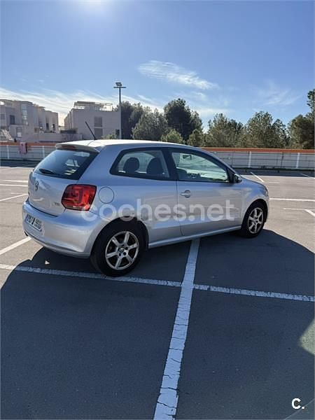 Usado VW Polo Advance 90 CV (66 kW) 2012 Gris / plata Utilitario