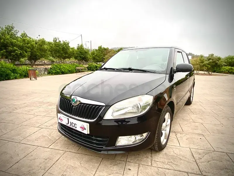 Usado Skoda Fabia Family 85 CV (62 kW) 2011 Negro Berlina
