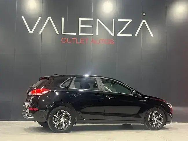 Usado Hyundai i30 120 CV (88 kW) 2024 Negro Berlina