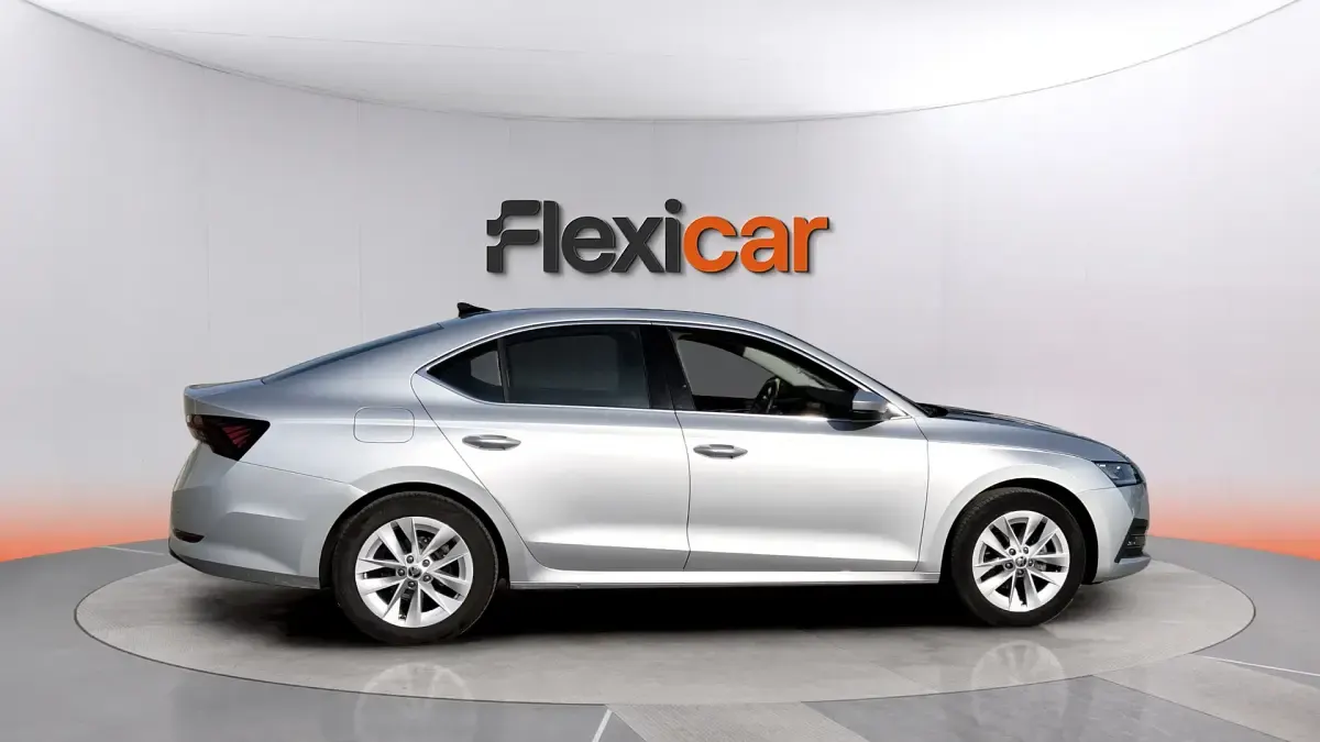 Usado Skoda Octavia Selection 110 CV (80 kW) 2024 Gris Berlina