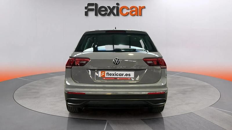 Usado VW Tiguan Life 150 CV (110 kW) 2021 Gris SUV