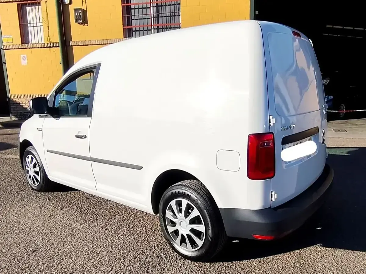 Usado VW Caddy 102 CV (75 kW) 2021 Blanco Monovolumen
