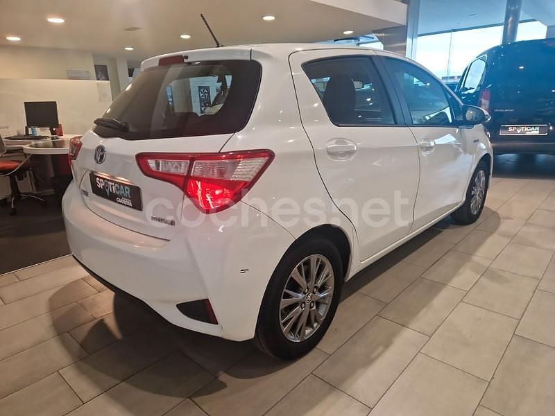 Usado Toyota Yaris Hybrid Active 100 CV (73 kW) 2020 Blanco Berlina