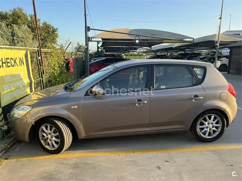 Usado Kia Ceed Active 122 CV (89 kW) 2007 Beige Utilitario