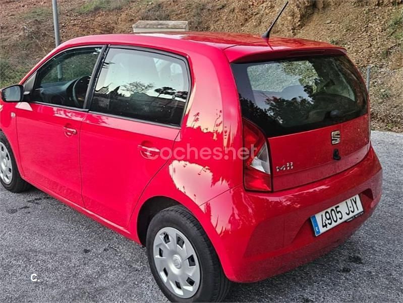 Usado Seat Mii Chic 60 CV (44 kW) 2015 Granate Utilitario